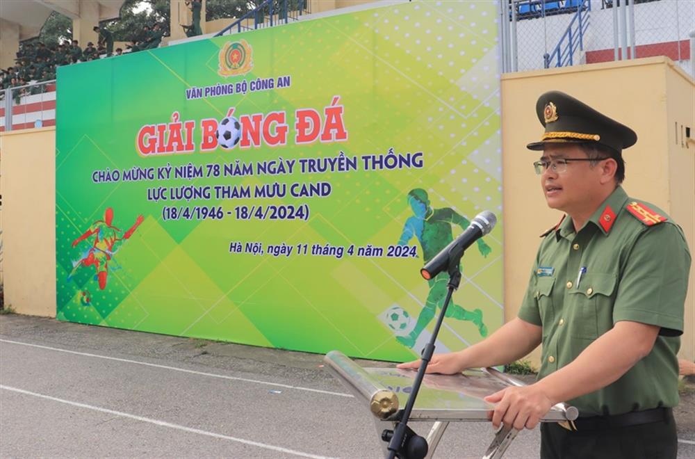 部委办公室副主任阮德辉上校同志为足球比赛致开幕词。